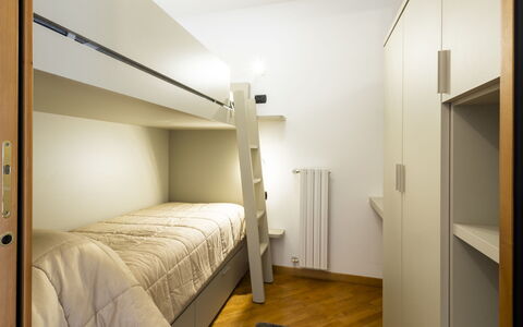 Baita Bucaneve: Schlafzimmer, Bett, Interior Design, Flooring, Fussboden, Holz, Bettdecke, Bedding, Decke, Möbel