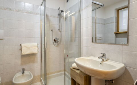 Baita Bucaneve: Flooring, Fussboden, Interior Design, Armatur, Bad Sink, Badezimmer, Sinken, Zimmer, Zapfhahn, Installation