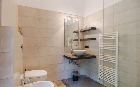 La Terrazza: Flooring, Interior Design, Fussboden, Wand, Badezimmer, Armatur, Toilette, Decke, Fliese, Zapfhahn