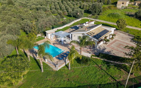 Villa Ninfa: Schwimmbad, Wohngebiet, Resort, Estate, Zuhause, Vogelperspektive, Luftaufnahmen, Villa, Hazienda, Landscaping