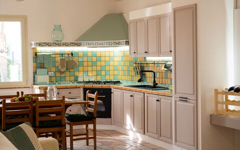 Villa Ninfa: Küche, Interior Design, Countertop, Möbel, Cabinetry, Küchengerät, Flooring, Major Appliance, Holz, Fussboden