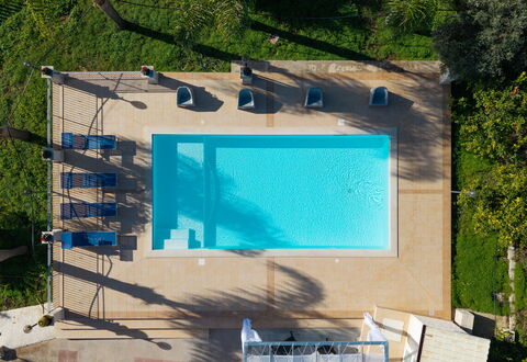 Villa Ninfa: Schwimmbad, Blau, Wasser, Resort, Gartenmöbel, Verbundwerkstoff, Freizeit, Eco Hotel, Thermae, Stuhl