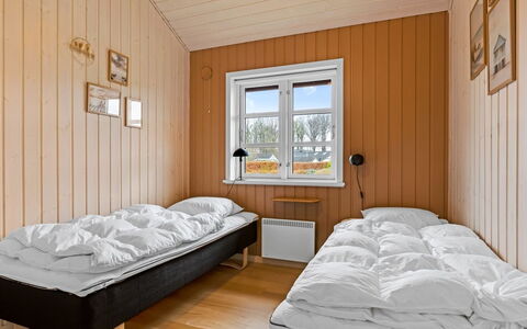 Marisol - 200M from the Sea: Holz, Schlafzimmer, Bett, Fussboden, Interior Design, Bedding, Bettdecke, Bettrahmen, Hartholz, Holzbeize