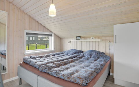 Anthea - 450M from the Sea: Holz, Zuhause, Schlafzimmer, Decke, Bettrahmen, Hartholz, Holzbeize, Bett, Planke, Daylighting