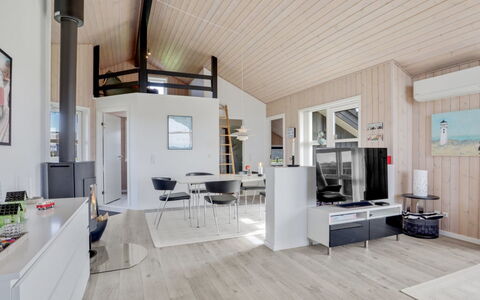 Anthea - 450M from the Sea: Holz, Decke, Interior Design, Zuhause, Fussboden, Wohnzimmer, Zimmer, Holzboden, Wohnung, Hartholz