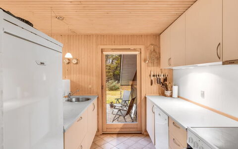 Gidske - 850M from the Sea: Flooring, Holz, Küche, Countertop, Fussboden, Interior Design, Küchengerät, Cabinetry, Sinken, Armatur