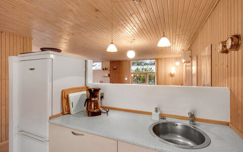 Gidske - 850M from the Sea: Countertop, Interior Design, Holz, Decke, Flooring, Küche, Armatur, Light Fixture, Möbel, Cabinetry