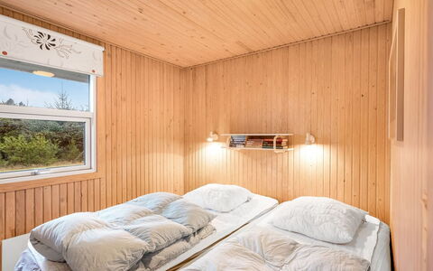Gidske - 850M from the Sea: Schlafzimmer, Bett, Bettdecke, Holz, Bedding, Interior Design, Decke, Beleuchtung, Fussboden, Bettrahmen