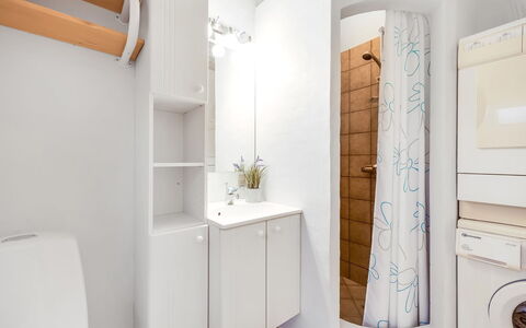 Gidske - 850M from the Sea: Flooring, Interior Design, Fussboden, Armatur, Holz, Zimmer, Toilette, Badezimmerschrank, Badezimmer, Installation