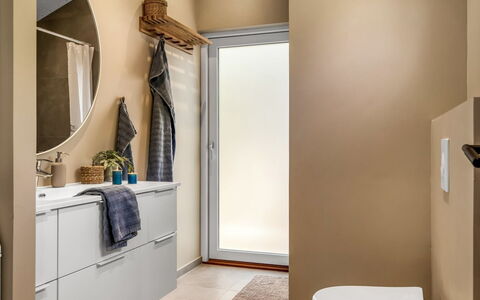 Erja - 600M from the Sea: Flooring, Fussboden, Interior Design, Armatur, Toilleten Sitz, Toilette, Badezimmer, Beleuchtung, Zimmer, Installation