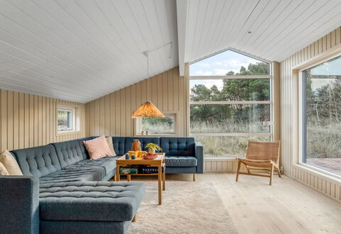 Erja - 600M from the Sea: Möbel, Holz, Interior Design, Flooring, Couch, Decke, Fussboden, Wohnzimmer, Zuhause, Holzboden