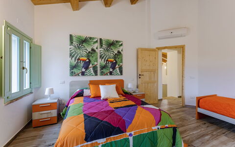 Villa Zena: Möbel, Interior Design, Schlafzimmer, Bett, Flooring, Holz, Fussboden, Bettdecke, Decke, Bedding