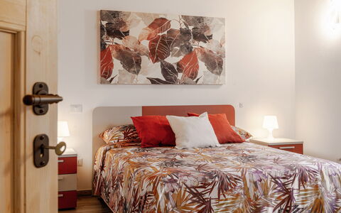 Villa Zena: Möbel, Bett, Interior Design, Schlafzimmer, Bedding, Bettdecke, Wand, Flooring, Zimmer, Fussboden