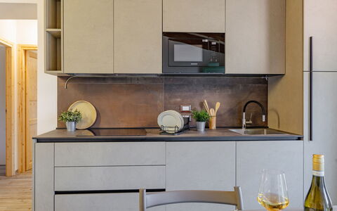 Villa Zena: Countertop, Küche, Möbel, Küchengerät, Cabinetry, Interior Design, Flooring, Holz, Zuhause, Haushaltsgerät