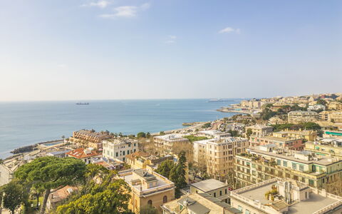 Torre Dell'Amore, Genova, Seaview: Stadt, Gewässer, Daytime, Gebäude, Stadtgebiet, Horizont, Küste, Wohngebiet, Meer, Küsten Und Ozeanische Forms