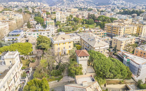 Torre Dell'Amore, Genova, Seaview: Daytime, Baum, Gebäude, Stadtgebiet, Wohngebiet, Stadt, \Stadt, Nachbarschaft, Dach, Wohnung