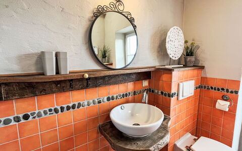 Ferienscheune: Interior Design, Armatur, Flooring, Bad Sink, Fussboden, Installation, Orange, Zapfhahn, Badezimmer, Fliese