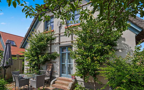 Reetgedecktes Ferienhaus Seelchen: Gebäude, Fenster, Haus, Wohngebiet, Zuhause, Strauch, Die Architektur, Hütte, Tür
