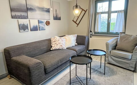 Reetgedecktes Ferienhaus Seelchen: Möbel, Couch, Flooring, Interior Design, Fussboden, Wohnzimmer, Holz, Zuhause, Zimmer