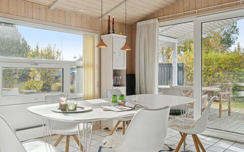Yma - 250M from the Sea: Möbel, Interior Design, Flooring, Holz, Esszimmer, Küche & Esszimmer Tisch, Fussboden, Tabelle, Stuhl, Decke