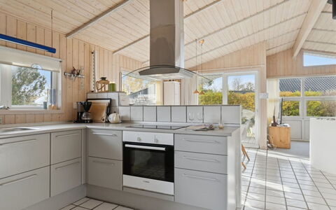 Yma - 250M from the Sea: Küche, Flooring, Countertop, Küchengerät, Interior Design, Fussboden, Holz, Cabinetry, Major Appliance, Haushaltsgerät