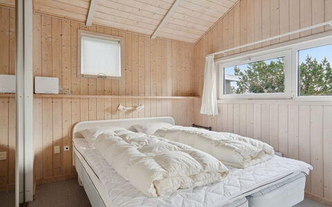 Yma - 250M from the Sea: Holz, Schlafzimmer, Zuhause, Bett, Bedding, Bettdecke, Decke, Bettrahmen, Hartholz, Linens