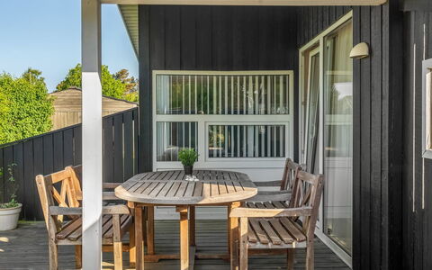 Yma - 250M from the Sea: Holz, Decke, Flooring, Veranda, Fussboden, Möbel, Schatten, Hartholz, Stuhl, Holzbeize