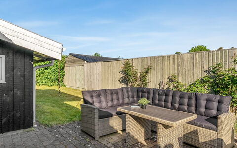 Yma - 250M from the Sea: Garten, Planke, Hartholz, Tisch Im Freien, Holzbeize, Gartenmöbel, Landscaping, Garten, Deck, Schatten