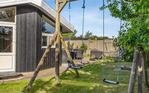 Yma - 250M from the Sea: Holz, Schatten, Garten, Metall, Hinterhof, Planke, Landscaping, Hartholz, Rasen, Garten