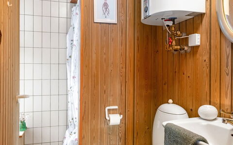 Antti - from the Sea: Armatur, Holz, Badezimmer, Flooring, Interior Design, Fussboden, Bad Sink, Sinken, Installation, Zapfhahn