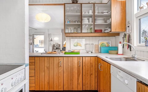 Antti - from the Sea: Küche, Countertop, Küchengerät, Holz, Cabinetry, Major Appliance, Interior Design, Spüle, Möbel, Sinken