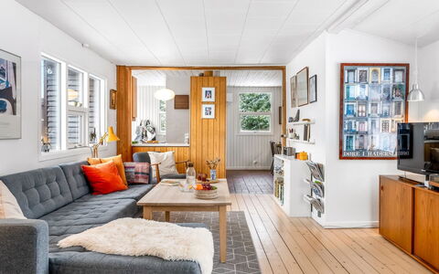Antti - from the Sea: Möbel, Couch, Interior Design, Flooring, Wohnzimmer, Holz, Fussboden, Zimmer, Decke, Wohnung