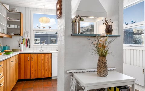 Antti - from the Sea: Küche, Interior Design, Flooring, Countertop, Holz, Möbel, Küchengerät, Fussboden, Major Appliance, Decke