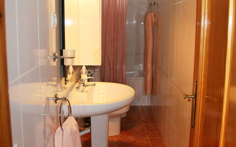 Masia del Mosso: Badezimmer, Eigentum, Zimmer, Fussboden, Armatur, Fliese, Interior Design, Wand, Haus, Die Architektur
