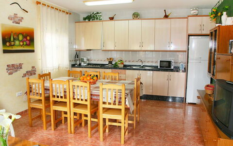 Masia del Mosso: Zimmer, Eigentum, Küche, Möbel, Gebäude, Interior Design, Fussboden, Gelb, Haus, Esszimmer