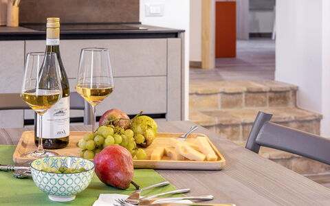 Zena Apartment: Geschirr, Möbel, Tabelle, Obst, Flasche, Essen, Servierware, Drinkware