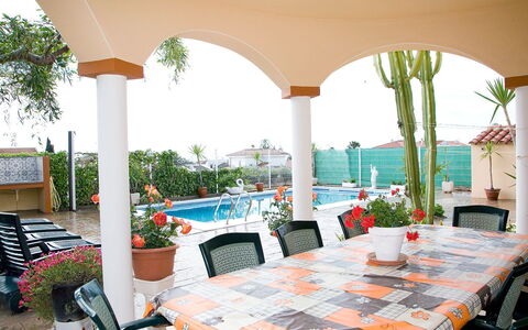Mestral: Eigentum, Gebäude, Zimmer, Grundeigentum, Resort, Urlaub, Haus, Möbel, Restaurant, Terrasse