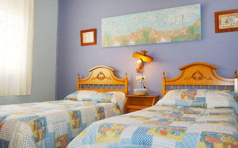 Mestral: Schlafzimmer, Bettdecke, Bett, Zimmer, Möbel, Bedding, Bettwäsche, Wand, Eigentum, Interior Design