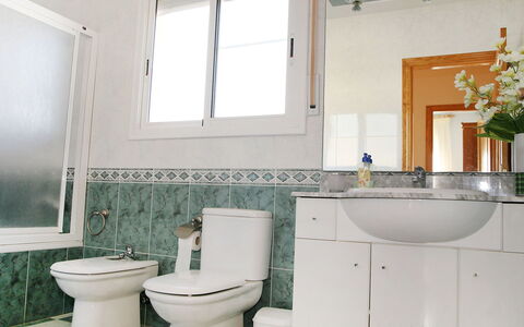 Mestral: Badezimmer, Eigentum, Zimmer, Grün, Interior Design, Grundeigentum, Gebäude, Zuhause, Haus, Armatur