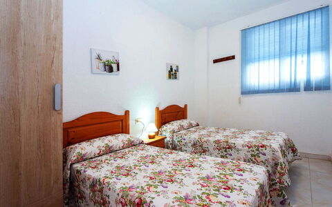 Valenciano: Eigentum, Möbel, Gebäude, Fenster, Komfort, Textil, Holz, Interior Design, Bettrahmen