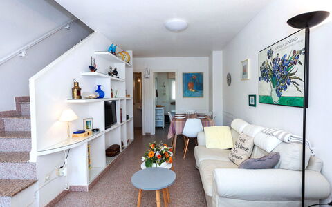 El Palmar Playa Romana: Möbel, Eigentum, Tabelle, Bilderrahmen, Couch, Azurblau, Wohnzimmer, Regal, Orange, Interior Design