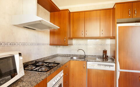 Dénia 155: Countertop, Cabinetry, Eigentum, Küche, Zimmer, Möbel, Interior Design, Gebäude, Fussboden, Herd