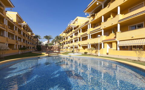 Dénia 155: Resort, Gebäude, Eigentum, Schwimmbad, \Stadt, Grundeigentum, Hotel, Wohnung, Eigentumswohnung, Himmel