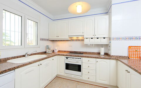 Tossal Gros: Eigentum, Countertop, Zimmer, Küche, Cabinetry, Möbel, Gelb, Grundeigentum, Interior Design, Gebäude