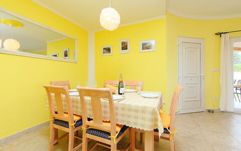 Tossal Gros: Zimmer, Gelb, Eigentum, Möbel, Esszimmer, Interior Design, Haus, Fussboden, Decke, Tabelle