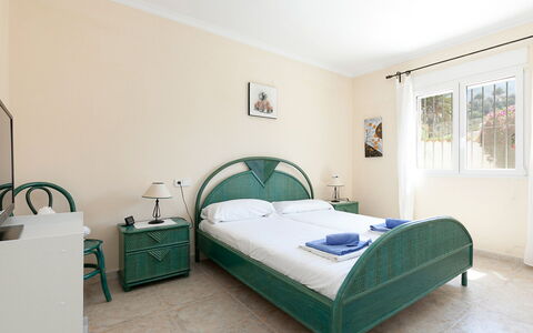 Tossal Gros: Schlafzimmer, Bett, Zimmer, Bettdecke, Möbel, Eigentum, Bettrahmen, Bedding, Decke, Gebäude
