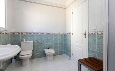 Tossal Gros: Badezimmer, Eigentum, Zimmer, Fliese, Interior Design, Die Architektur, Fussboden, Grundeigentum, Gebäude, Haus