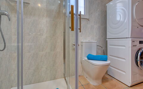 La Marquesa: Wäschekammer, Armatur, Duschkopf, Eigentum, Toilleten Sitz, Toilette, Badezimmer, Blau, Dusche