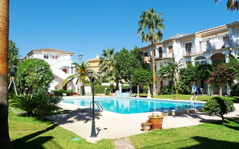 El Patio: Pflanze, Himmel, Gebäude, Eigentum, Wasser, Fenster, Baum, Arecales, Schwimmbad, Haus
