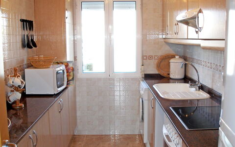 Turquesa: Countertop, Zimmer, Eigentum, Sinken, Küche, Möbel, Cabinetry, Fussboden, Fliese, Gebäude